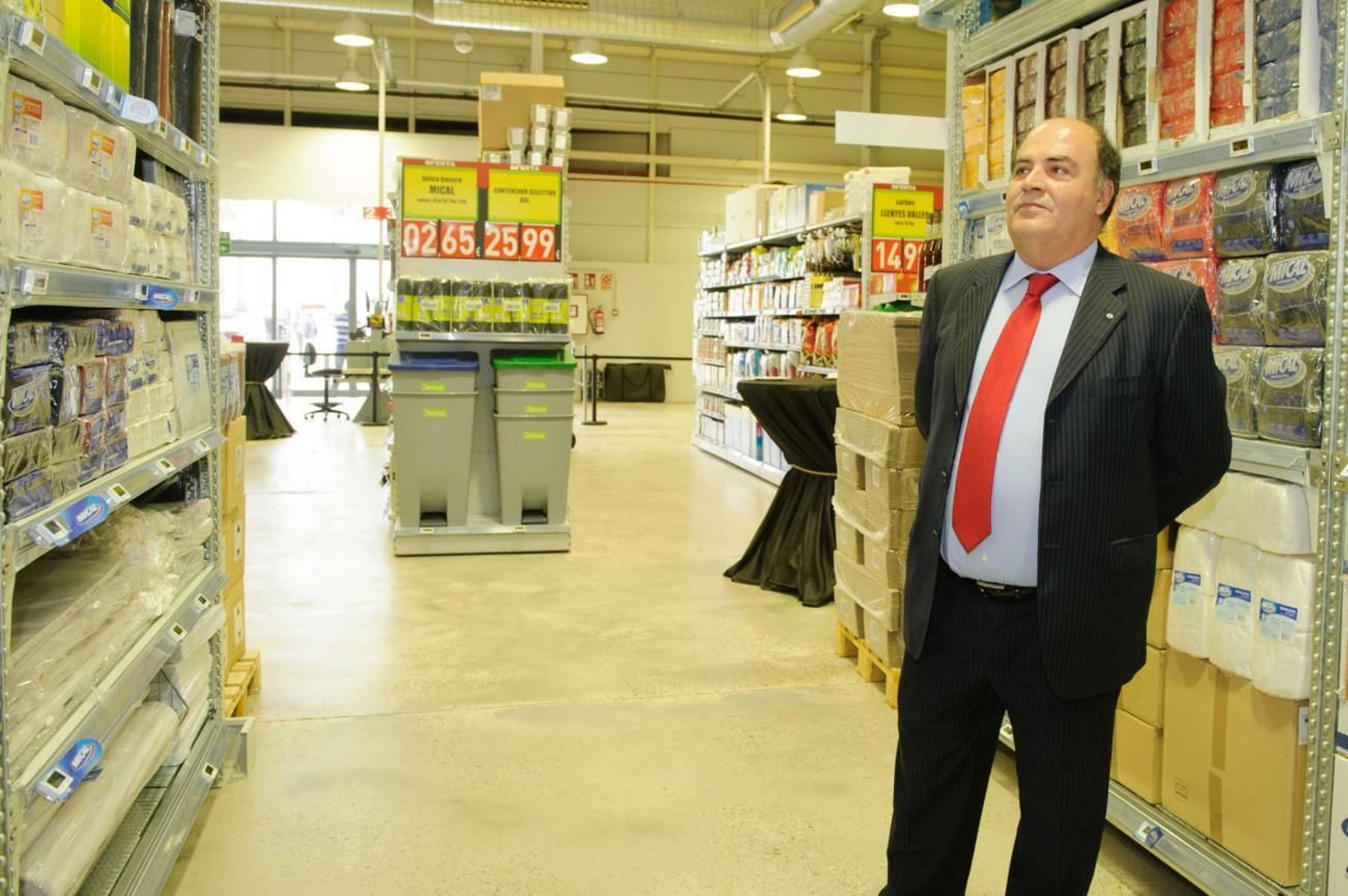 Antonio Colsa en uno de los supermercados de la cadena