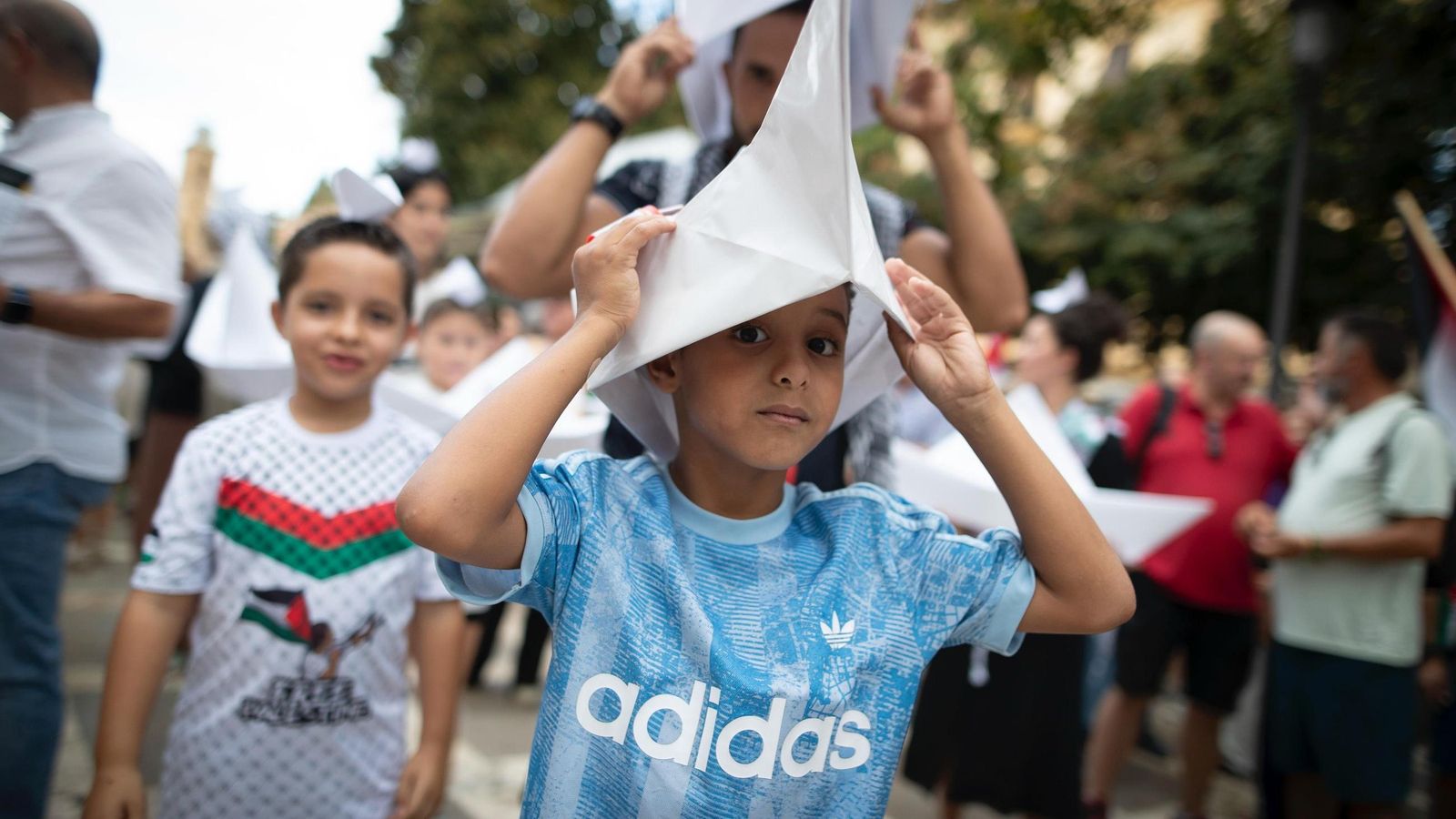 Un niño sostiene un barco de papel en la marcha en apoyo a Palestina en Granada