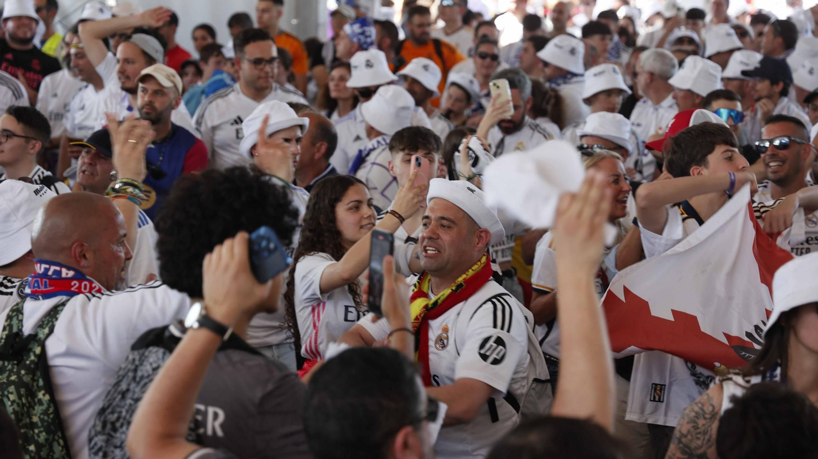 Acicionados del ral Madrid en la fan zone