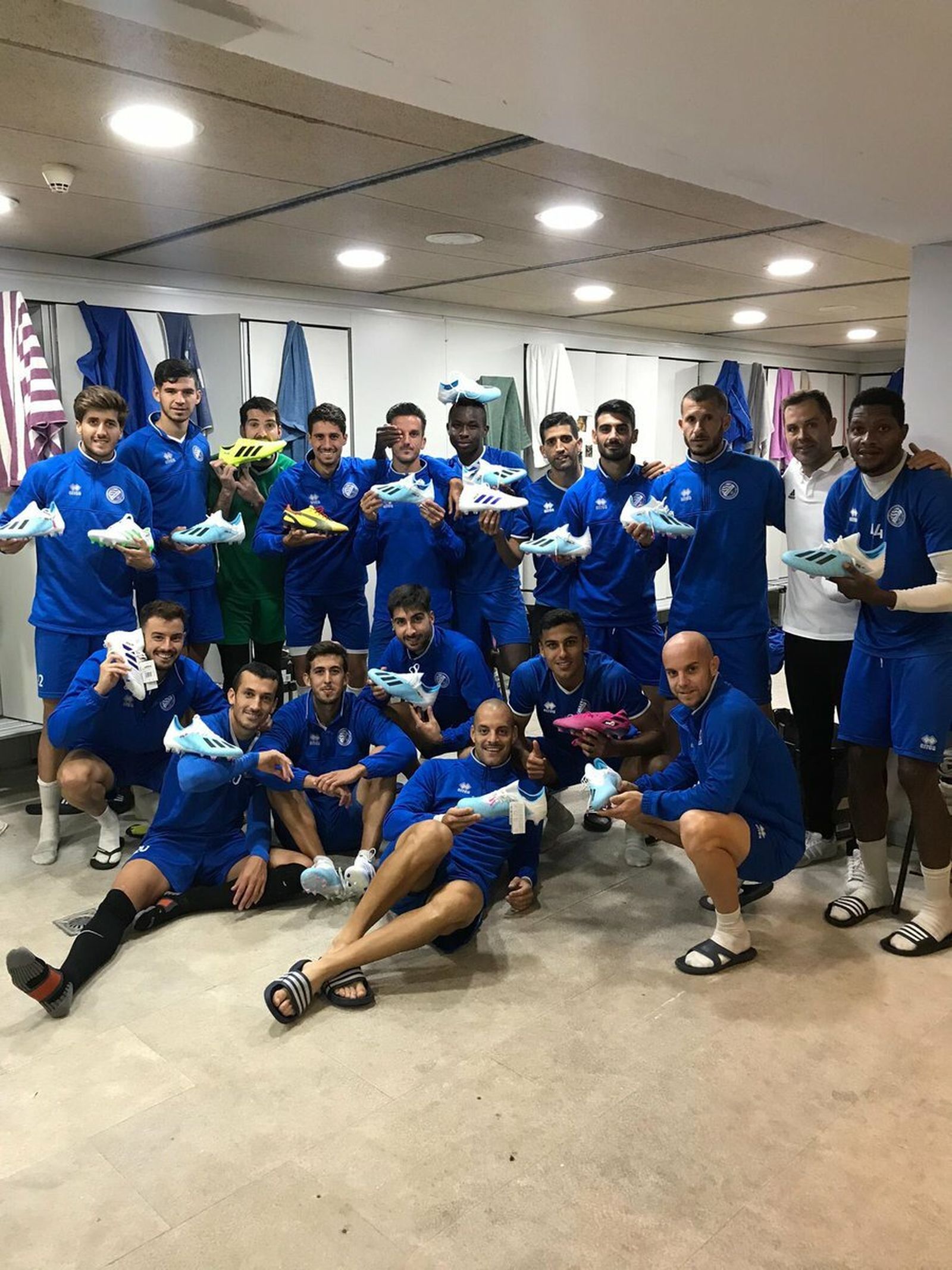 Los futbolistas del Xerez DFC, en el vestuario de Chapín con las botas regaladas por la AFE.