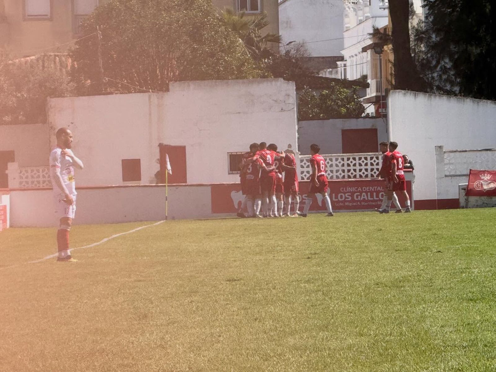 Decepción chiclanera mientras el Utrera celebra su segundo gol.