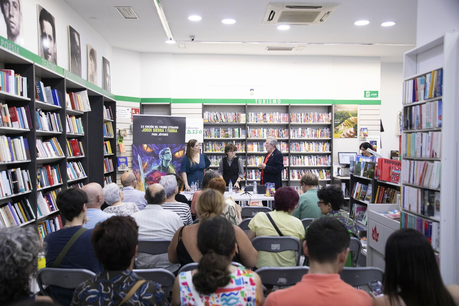 Helena Moreno Padilla recibe el XX Premio Jordi Sierra Fabra para jóvenes escritores en la Librería Picasso de Almería