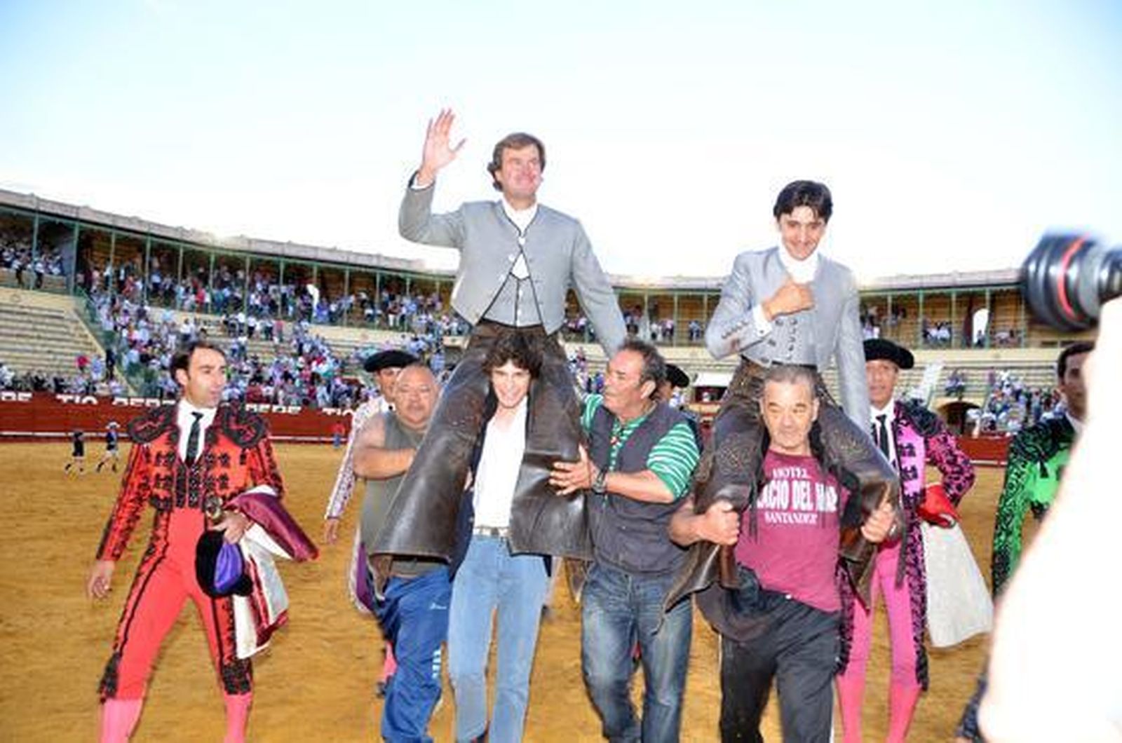 Figuras. Fermín Bohórquez Domecq y Diego Ventura, abrieron la primera puerta grande en una tarde en la que el rejón les dejó sin más trofeos.  Foto: Manuel Aranda