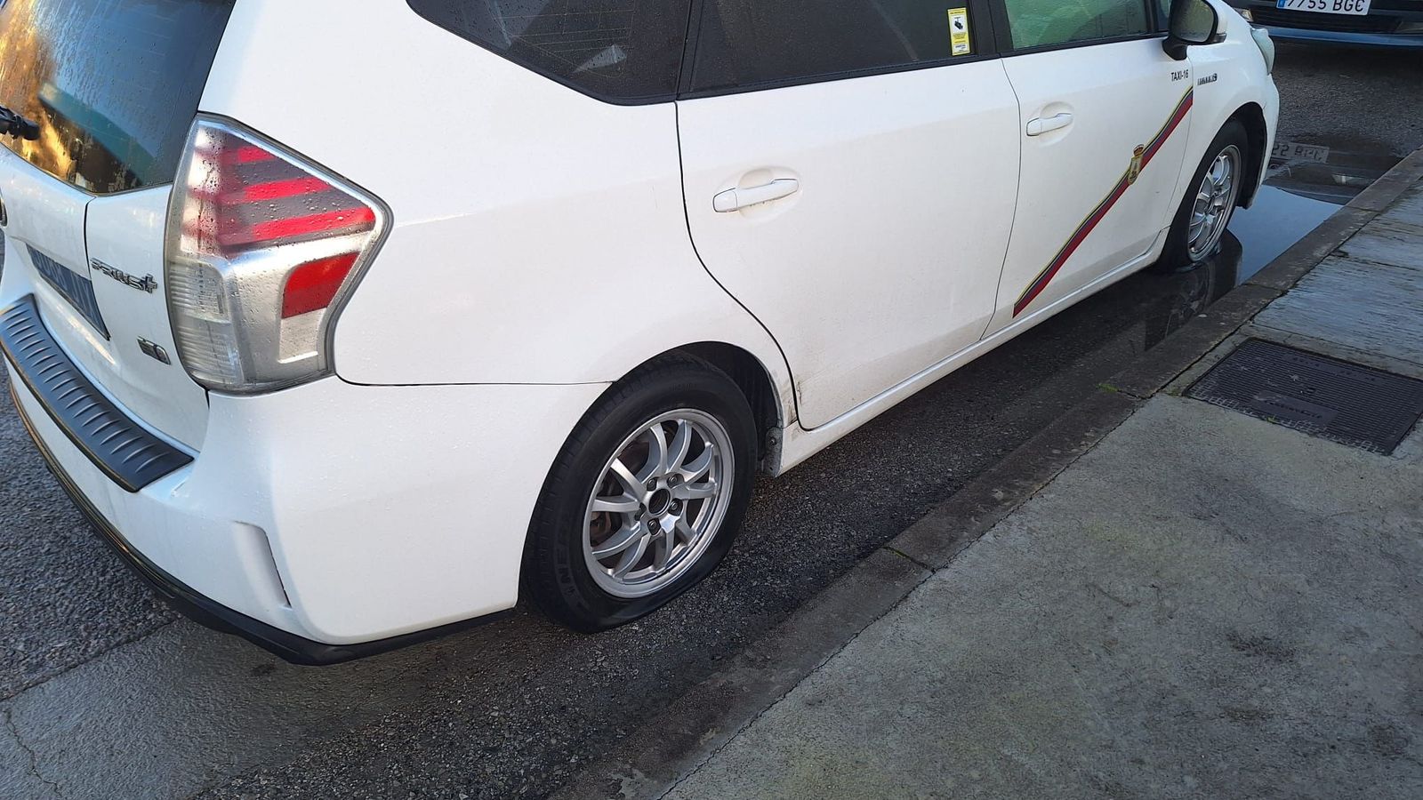 El taxi con licencia de Sanlúcar aparcado en Jerez con las cuatro ruedas rajadas