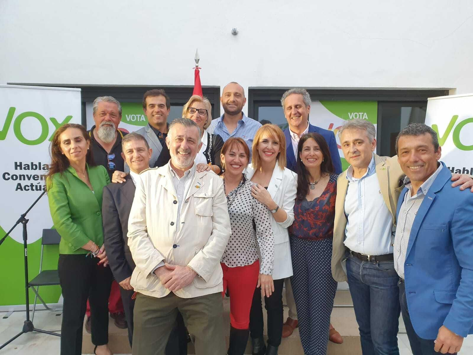 El presidente de Vox y candidato en Málaga, José Enrique Lara, junto a otros candidatos.