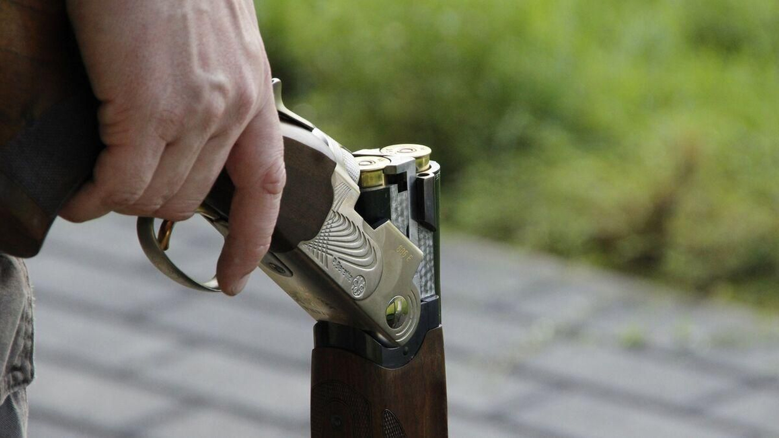 Un hombre porta una escopeta recortada