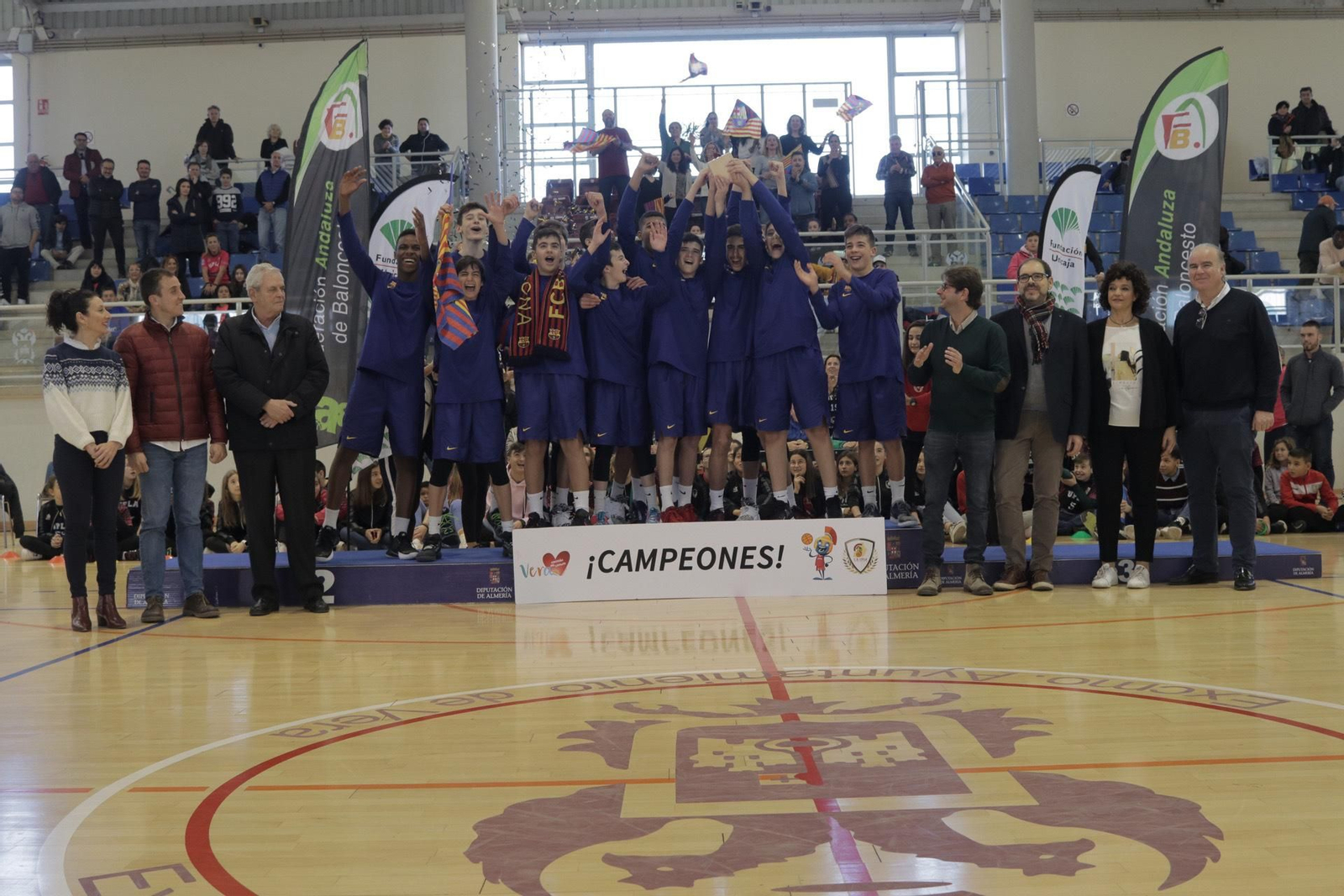 El FC Barcelona Lassa celebra la victoria en  el III Torneo de Baloncesto U13 de Vera
