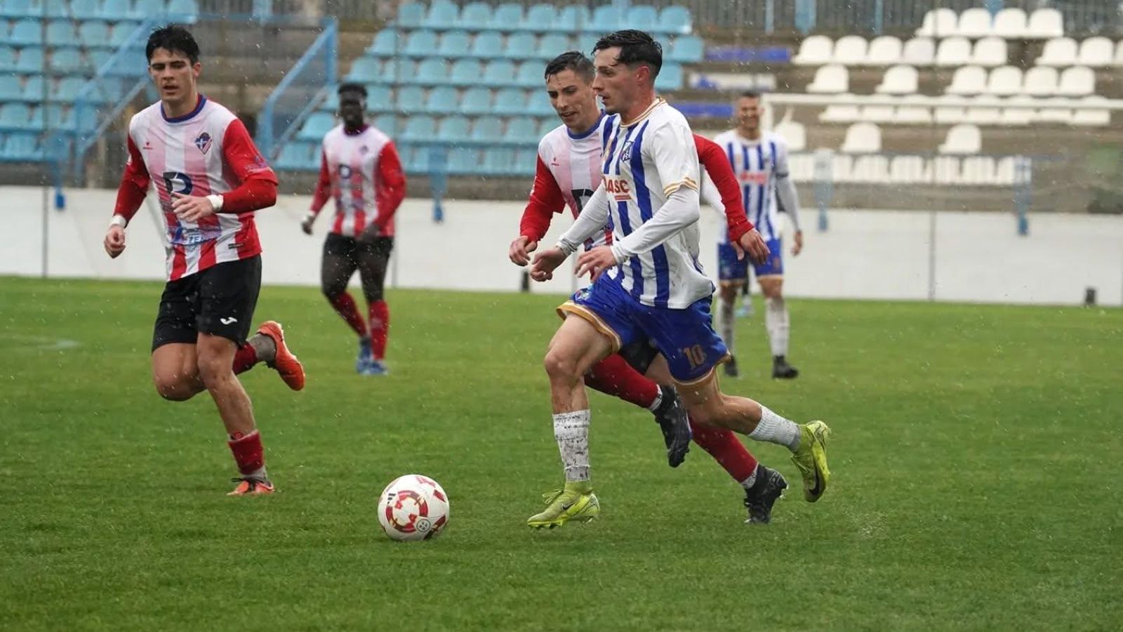 El blanquiazul Pablo conduce el balón ante la presión de un jugador del conjunto almeriense.