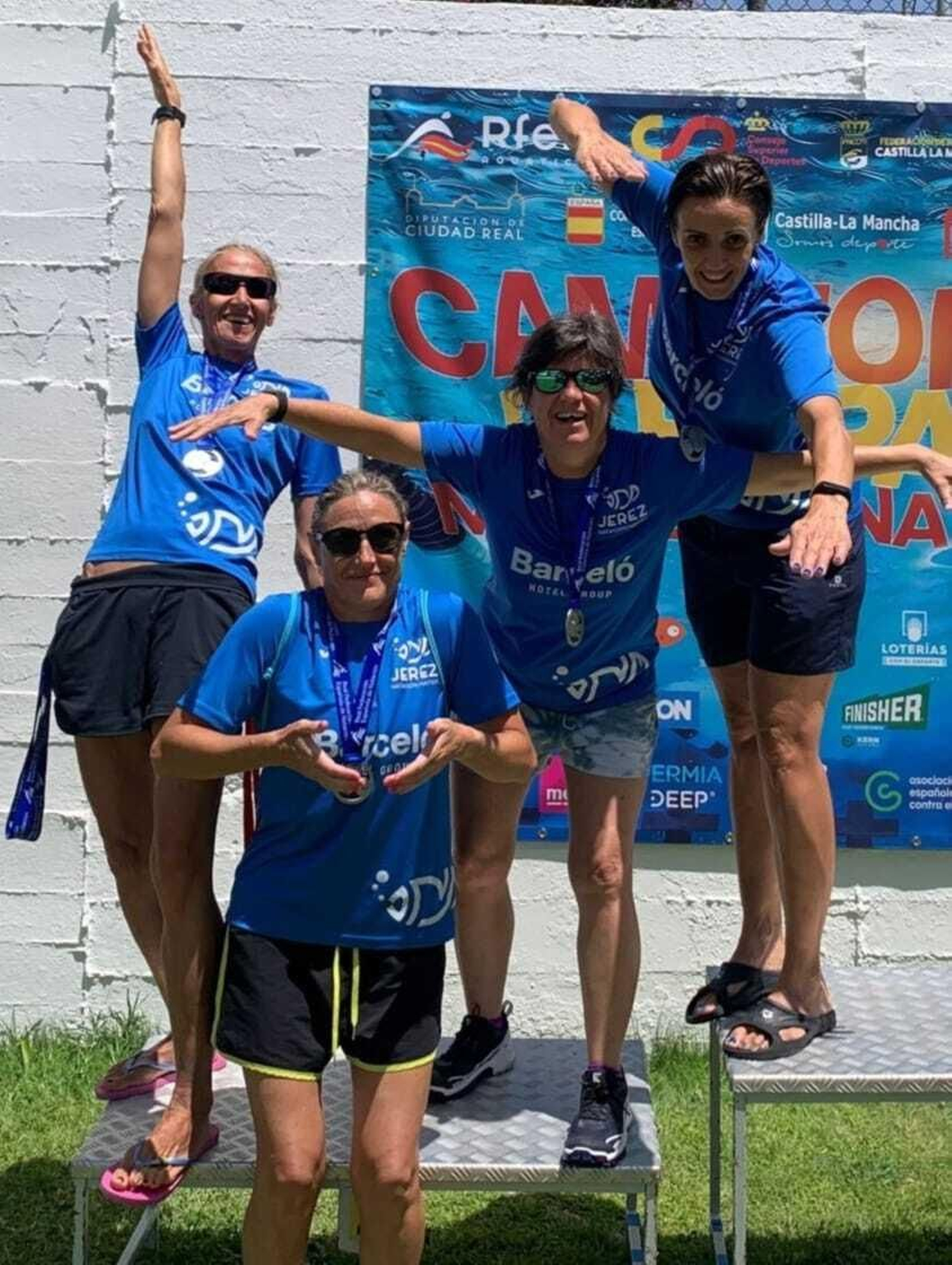 Olga Alcaine, Bea Pérez, Begoña Escanero y Montse Breval, plata en el 4x100 libres femenino.