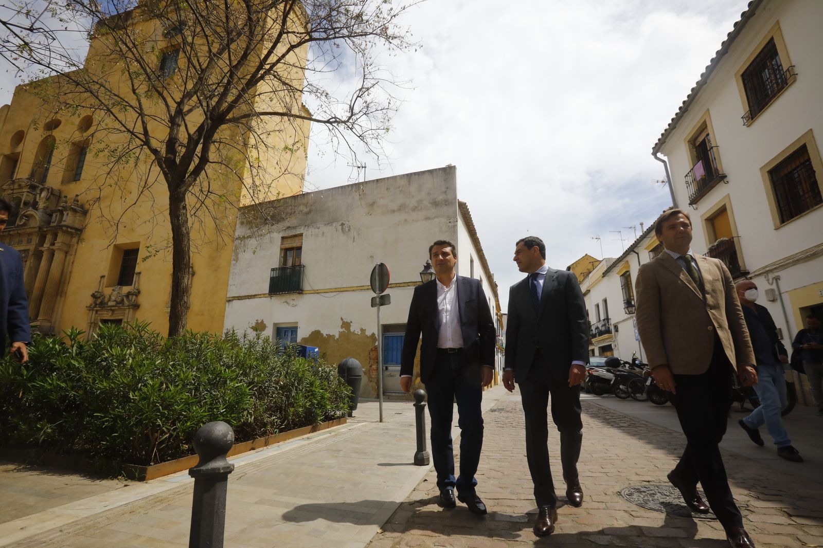 La visita de Juanma Moreno a los Patios de Córdoba, en imágenes.