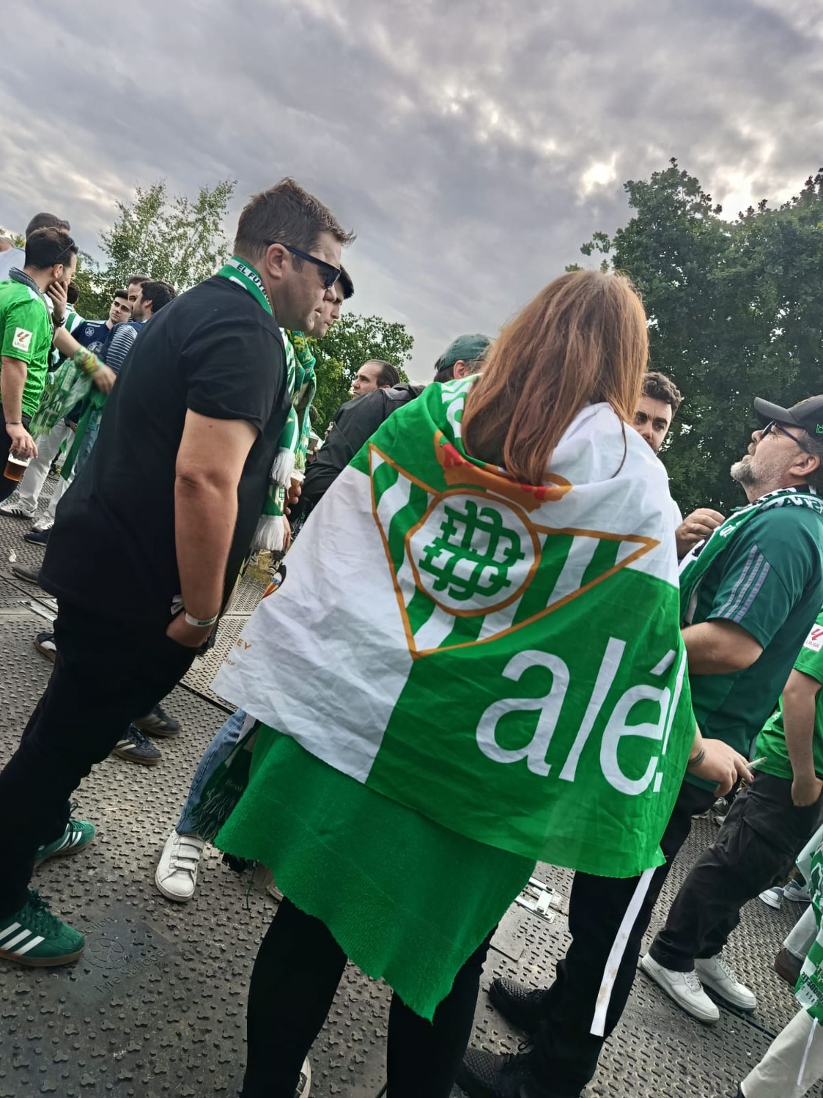 Béticos en la Fan Zone al lado del estadio.