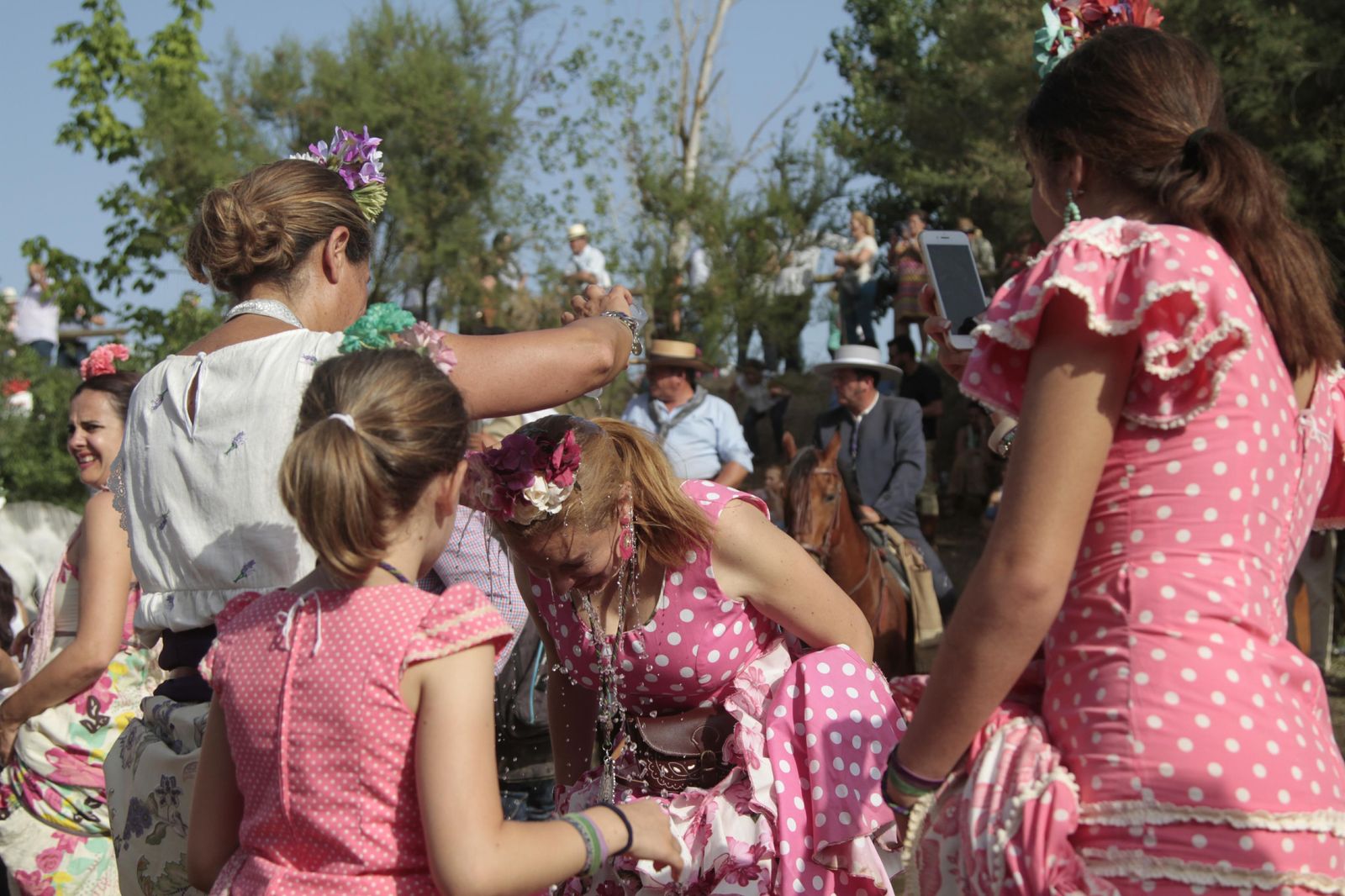 Las hermandades cruzan el vado del Quema