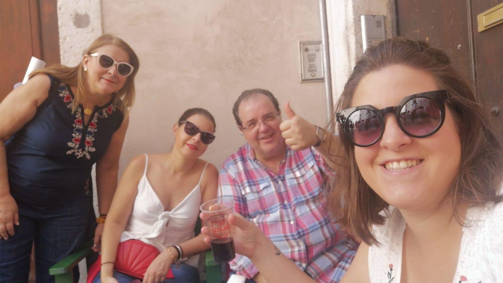 Paloma Bautista (sentada al fondo), con sus padres y su hermana.