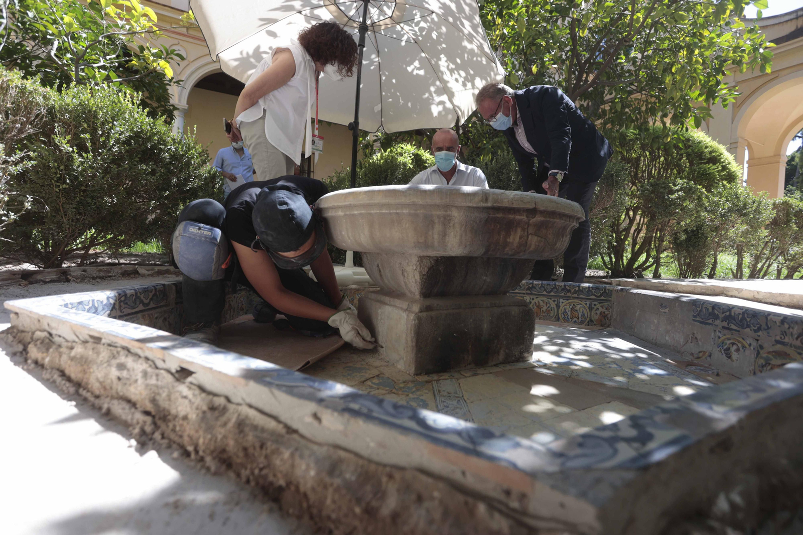 Isabel Rodríguez, directora del Alcázar; Antonio Muñoz, delegado de Hábitat Urbano, Cultura y Turismo; y Román Fernández-Baca, alcaide del Alcázar, observan los trabajos de restauración.