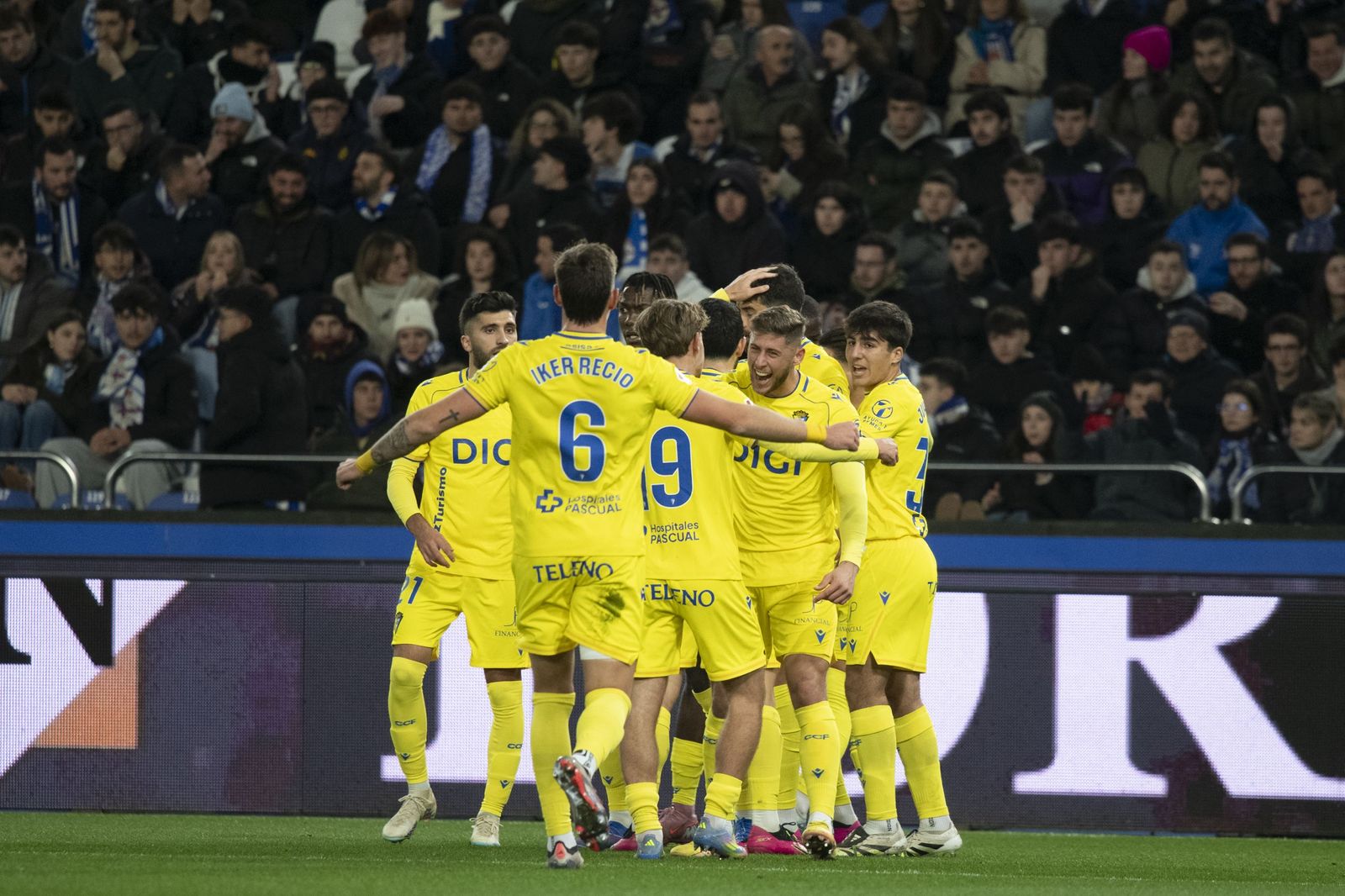 Jugadores del Cádiz celebran el gol de Jorge Moreno en Riazor.