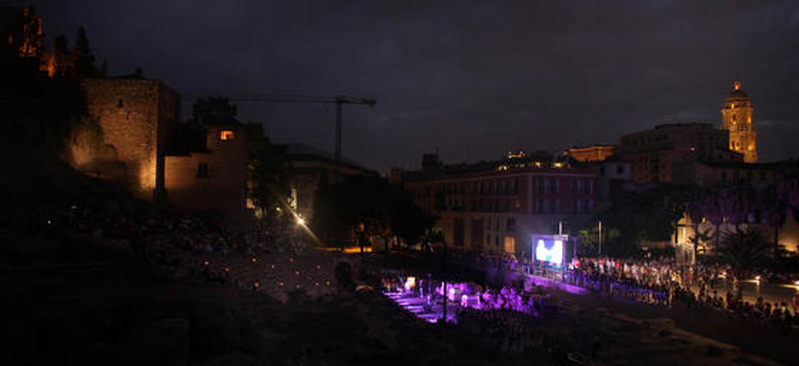 Las gradas del coliseo estrenaron aforo ante unos 400 invitados a un acto simbólico como la guitarra de Daniel Casares y el predicado de Carlos Álvarez como reclamo

Foto: Sergio Camacho