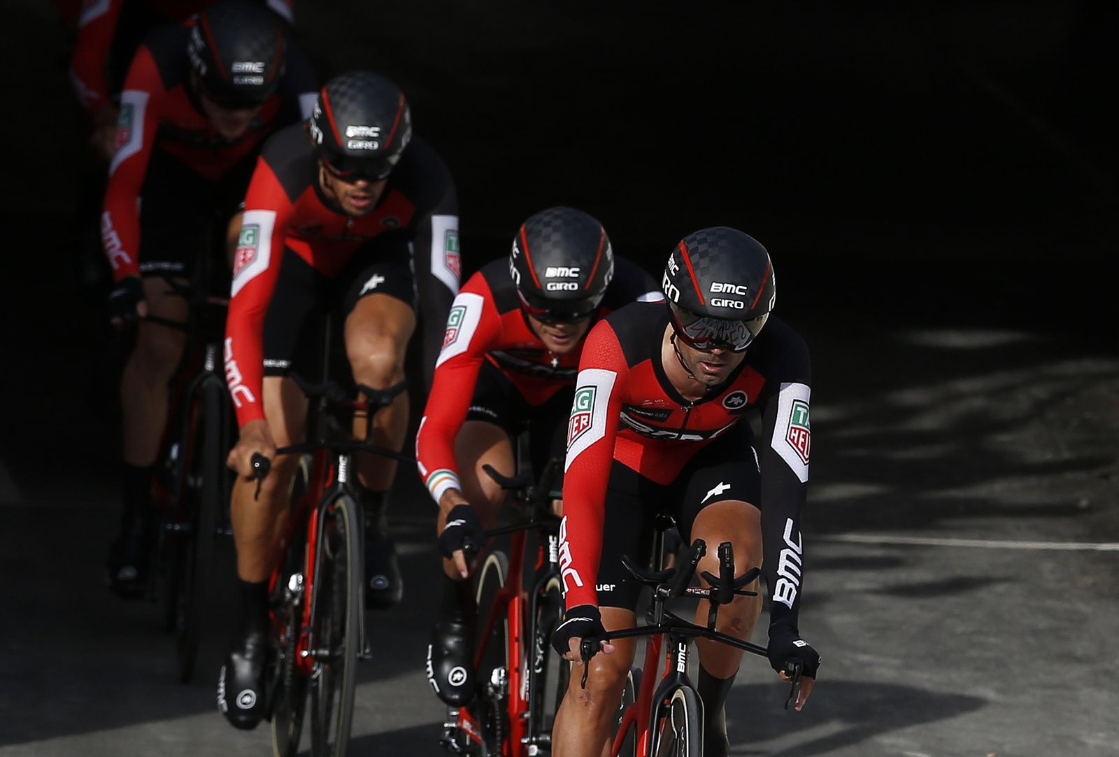 Los ciclistas del BMC, durante la disputa de la contrarreloj por equipos en Nimes.