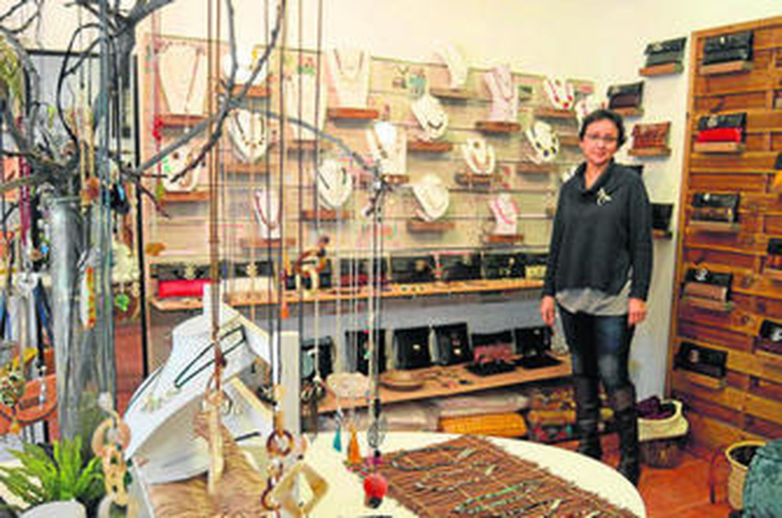 Fatima Chibihi en su tienda en Mijas pueblo.