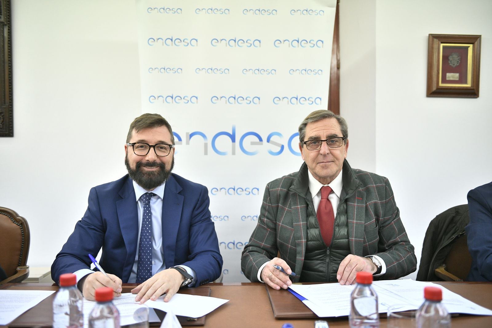 Un momento de la firma del convenio.