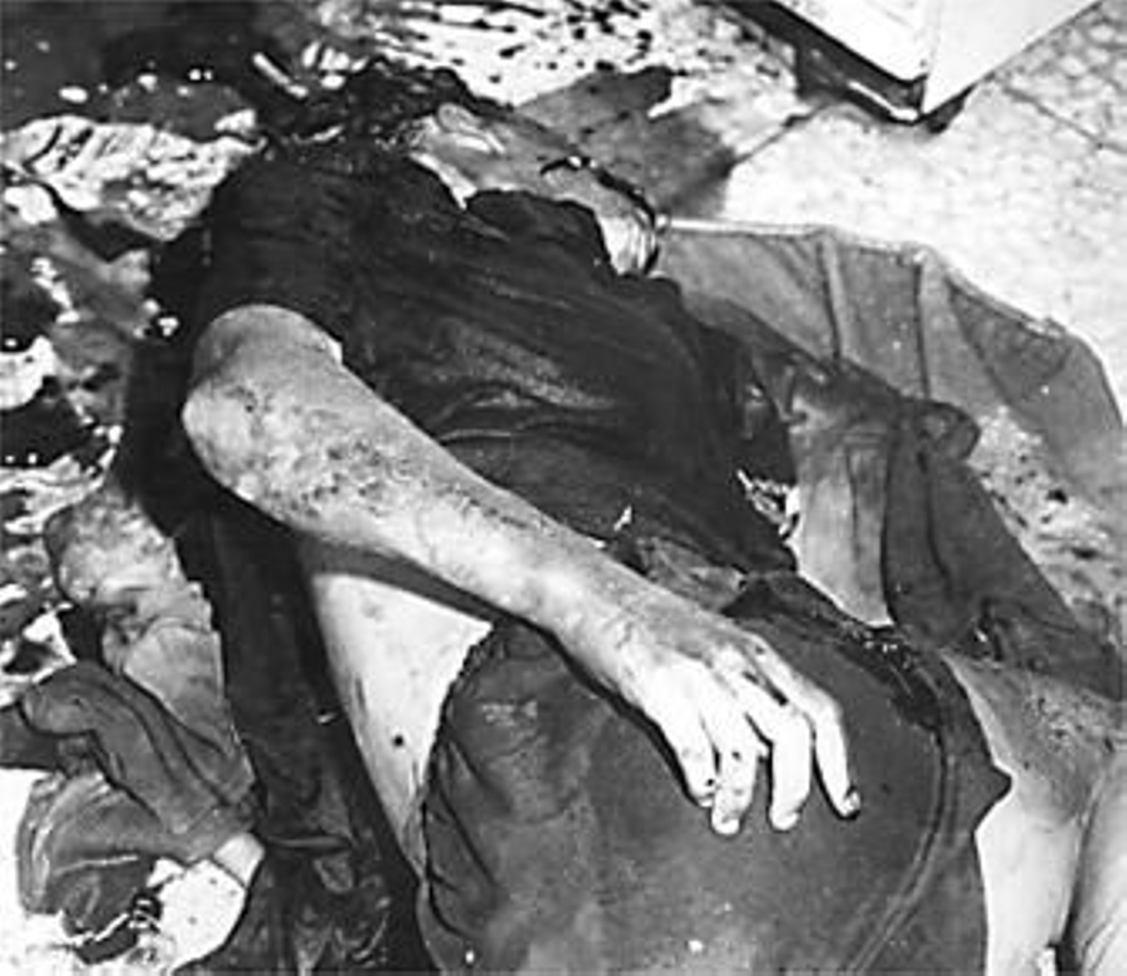 Luis, uno de los hermanos 'Carapapa', es conducido por un Guardia Civil a la sala de vistas, en 1994.