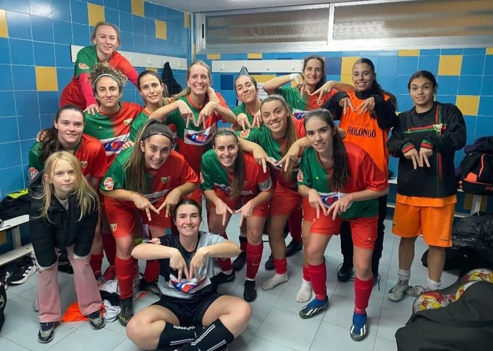 Las jugadoras del Pavía celebran en su vestuario su victoria en su visita al Atlético Jiennense de esta pasada jornada.