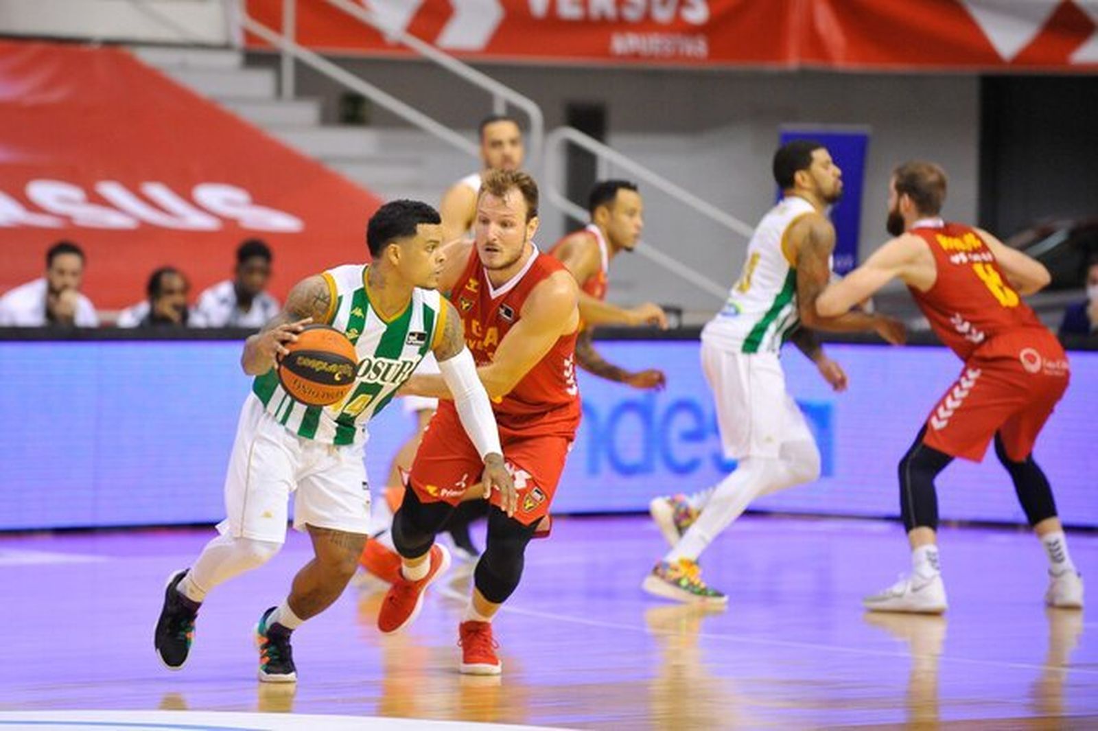 Campbell tiene el balón ante la presiona de un rival, en un lance del partido.