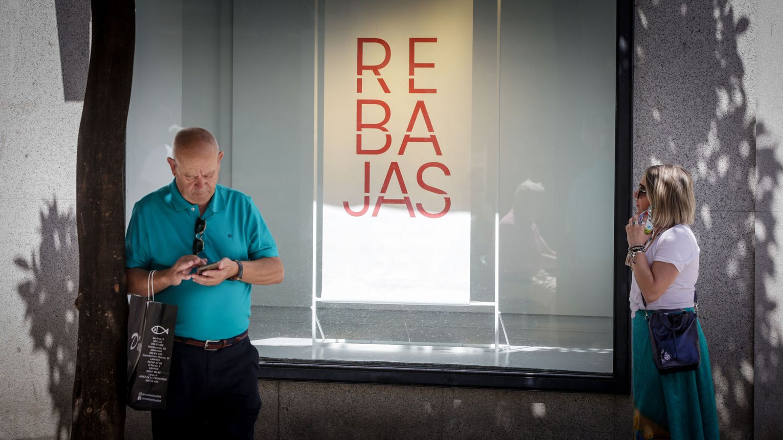 Anuncio de rebajas en el centro de la ciudad.