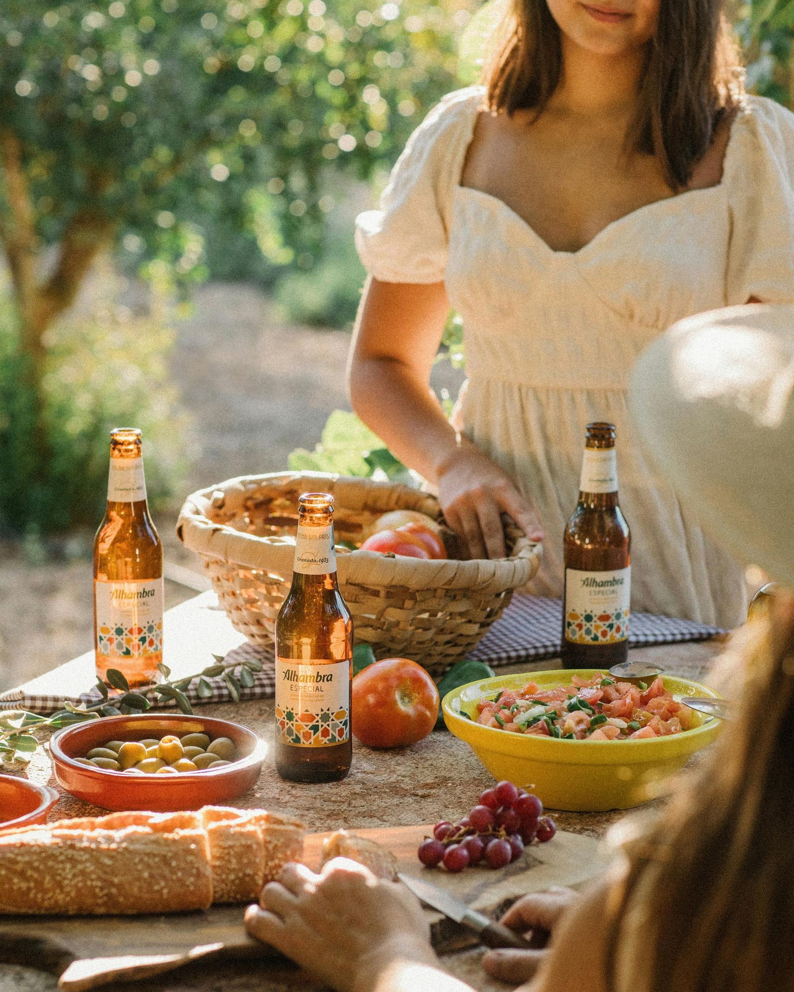 Fotografía de Evaristo Díaz, de Córdoba, titulada: 'Hora del aperitivo en la campiña cordobesa. Nada como acompañar un picaíllo'.