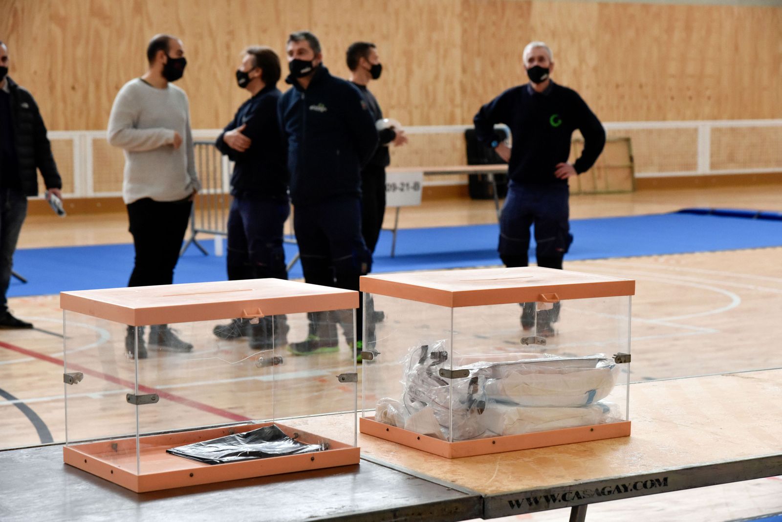 Imágenes de la jornada electoral en Cataluña