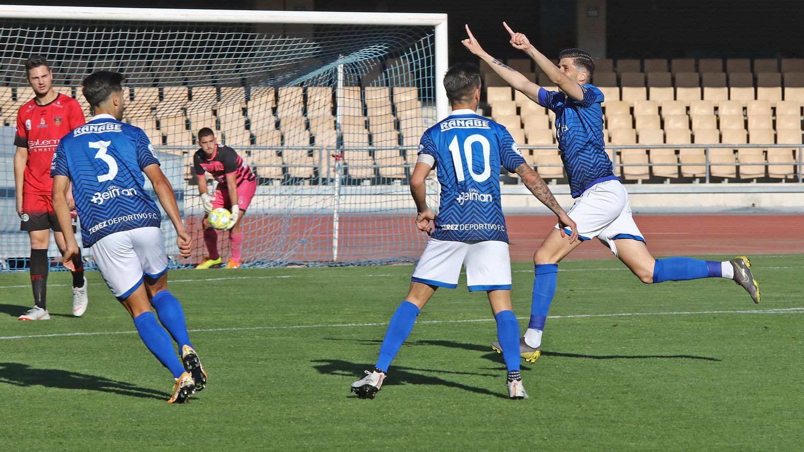 Goma celebra su gol al Salerm Puente Genil junto a Bello y Fran Ávila.