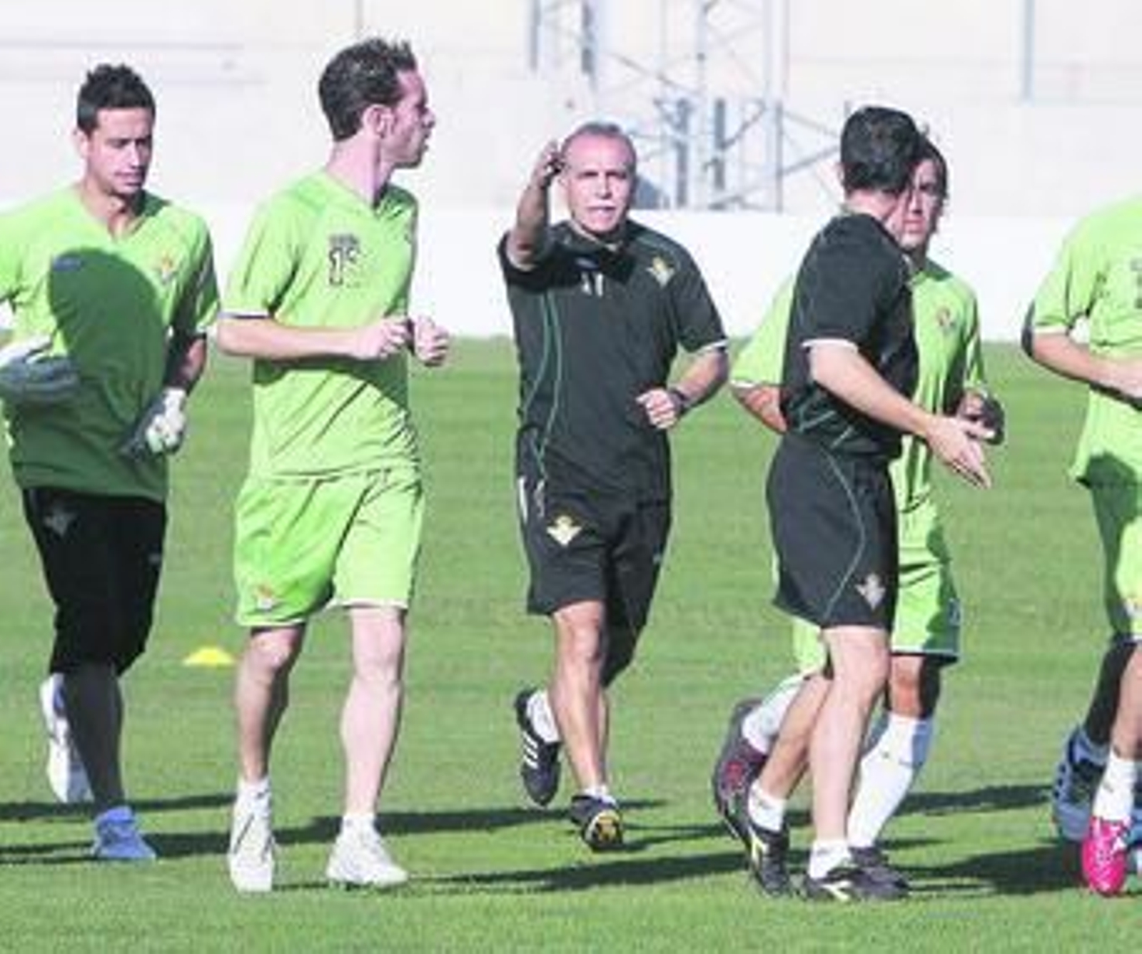 Antonio Tapia realiza un gesto a sus jugadores durante el entrenamiento.