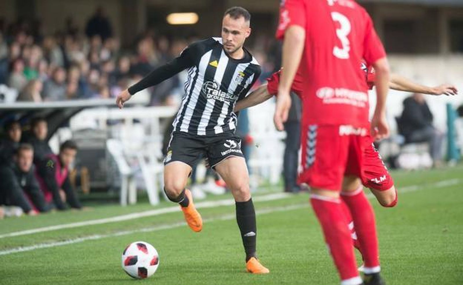 El cartagenero Santi Jara, encimado por dos rivales