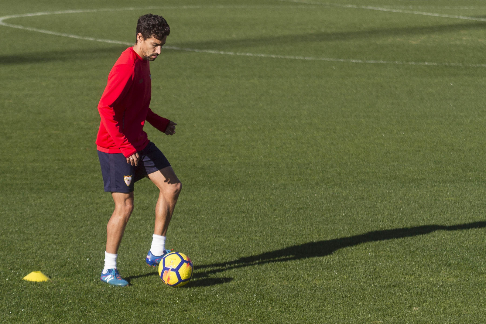 Jesús Navas pelotea sobre el césped de la ciudad deportiva durante el entrenamiento del Sevilla en la mañana de ayer.