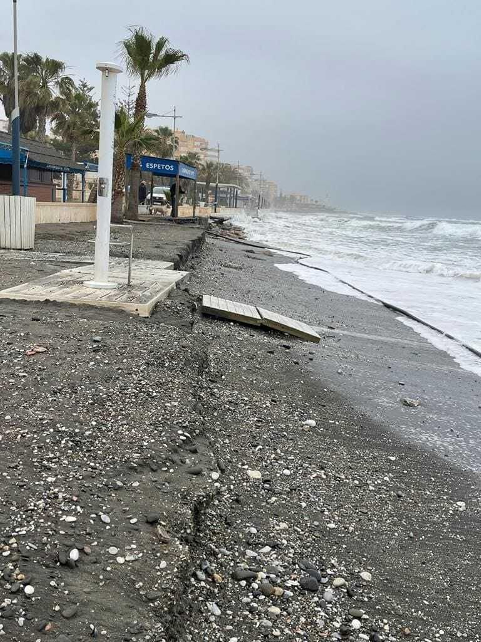 Los destrozos del temporal en las playas de la Axarquía, en fotos