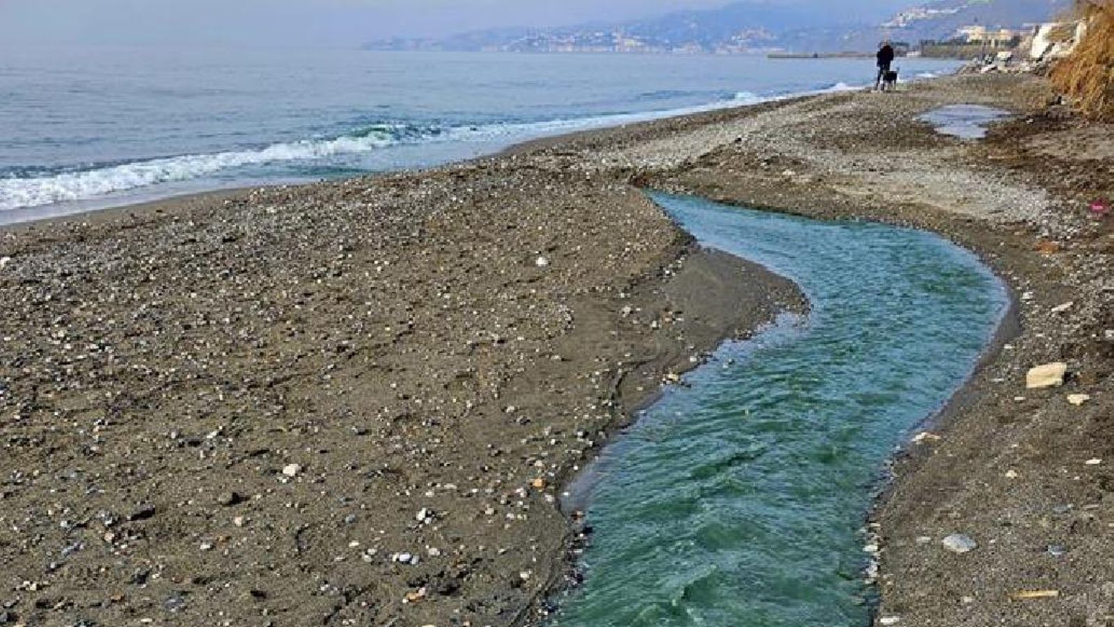 Vertido en el balate de los pescadores Vertido en el balate de los pescadores