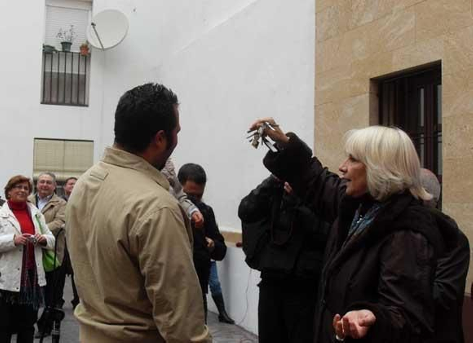 Teófila Martínez ha entregado dos promociones de viviendas del programa municipal en el barrio de Santa María de Cádiz./Fotos: A.G.

Foto: A.G.
