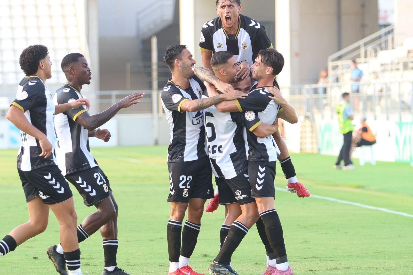 Los jugadores de la Balona celebran el primer tanto (23').