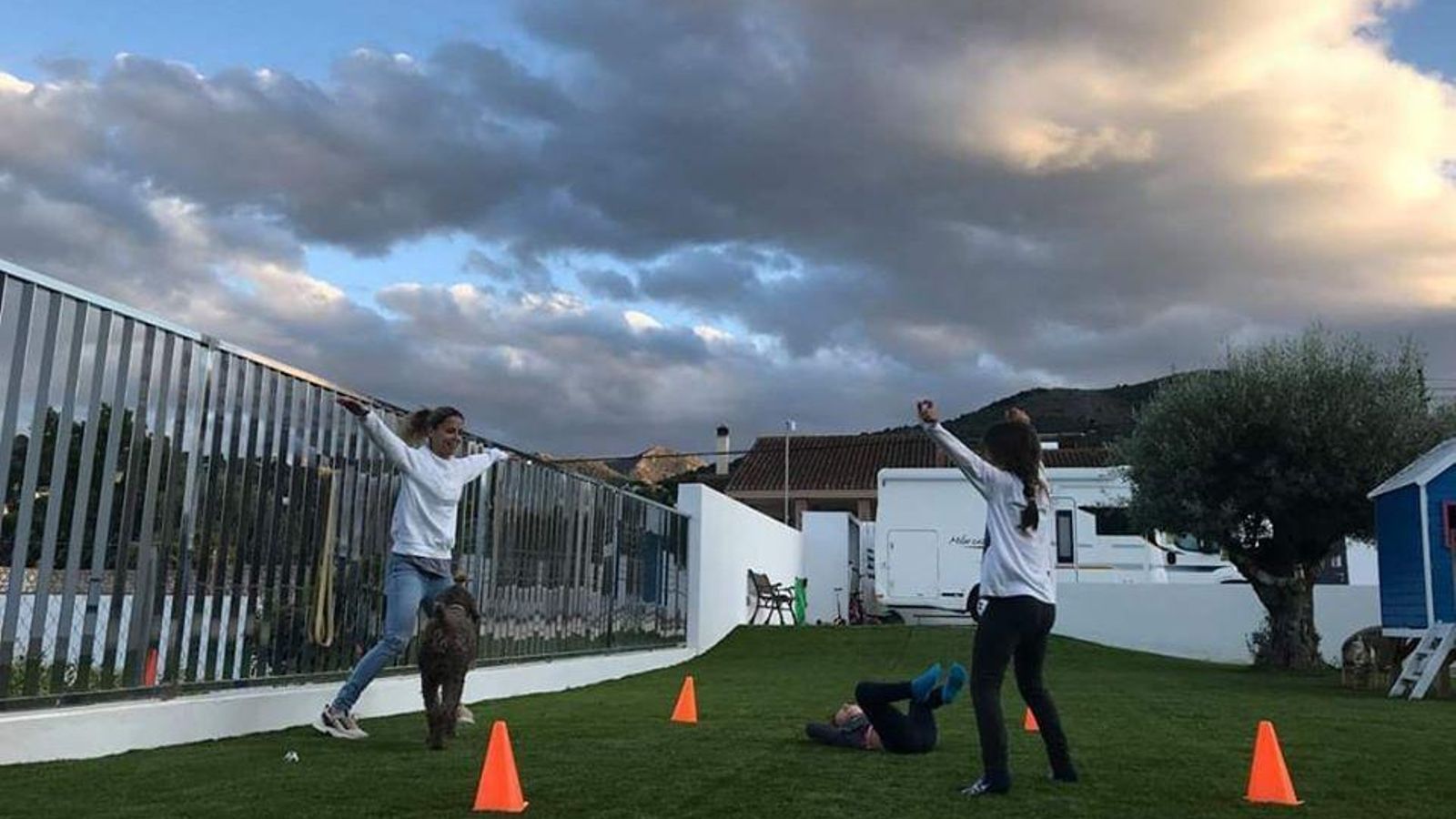 Cristina, con sus hijas.