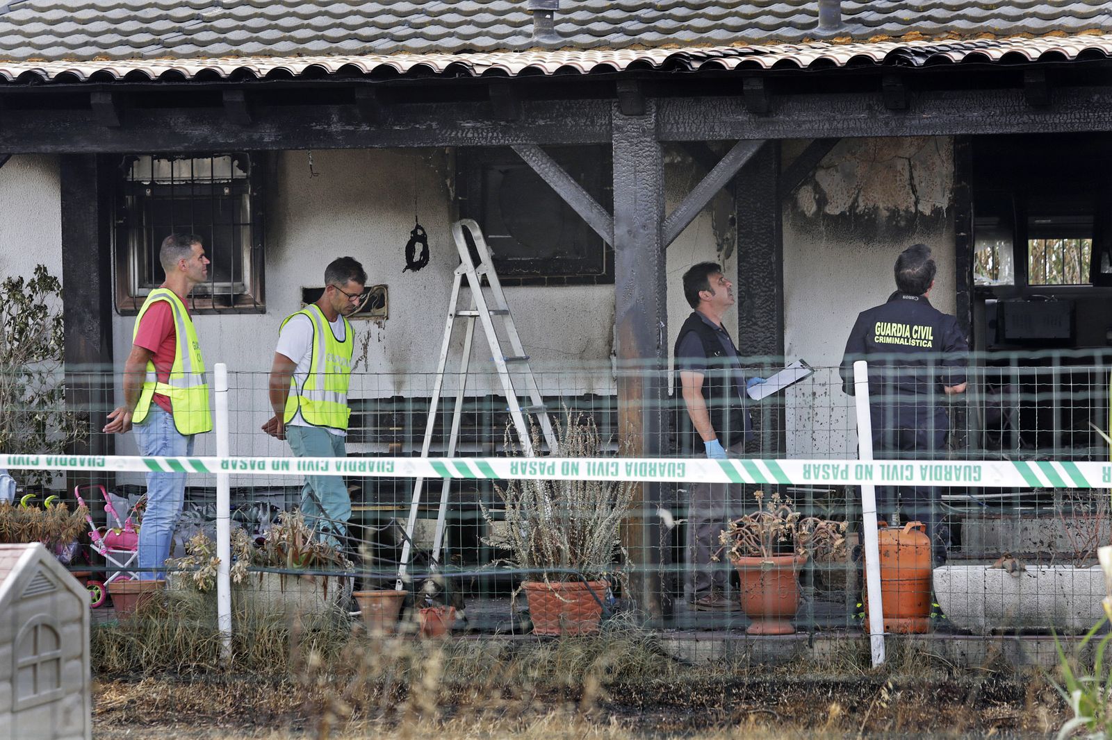 Guardias civiles y bomberos especialistas en investigación de incendios, ayer por la mañana en la casa siniestrada en El Palmar.