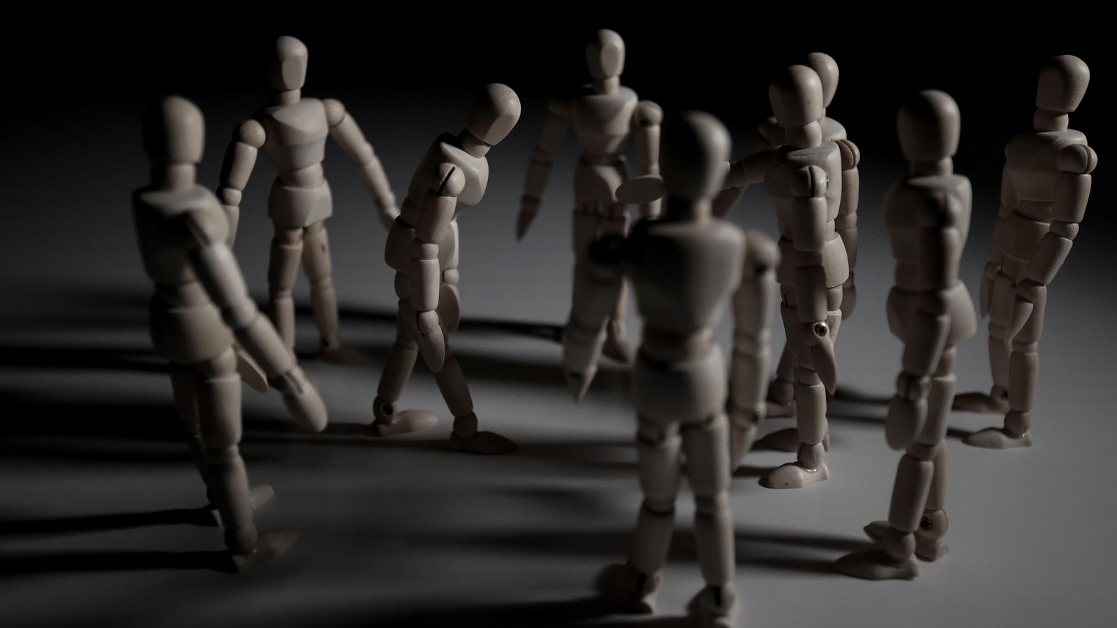 El maltratador y los testigos impasibles. La incomprensión y el dolor emocional se hacen patentes.