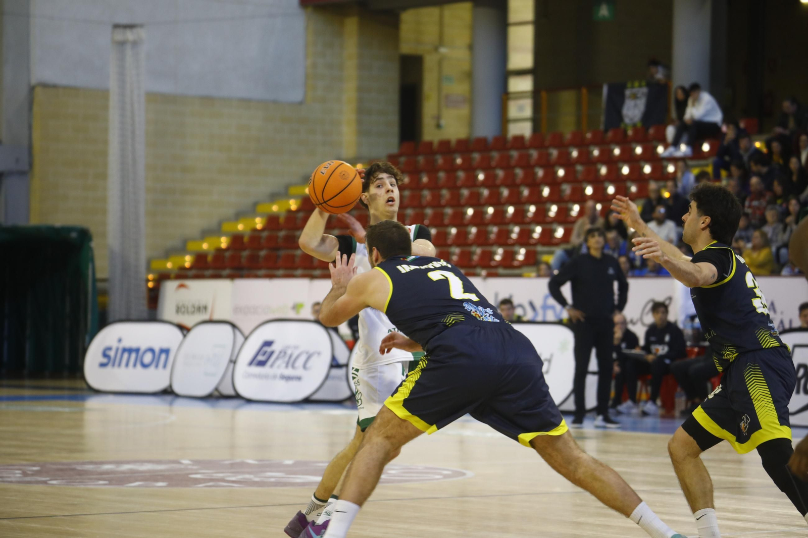 Las mejores fotos del ambiente en Vista Alegre para el Coto Córdoba - UDEA Algeciras