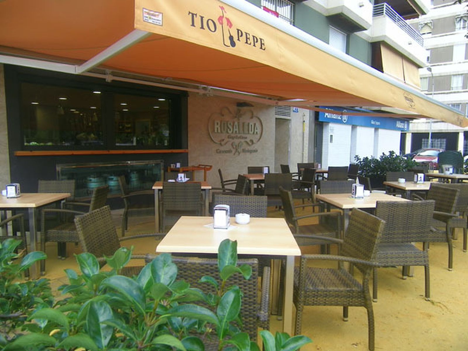 La Rosaleda.  Paseo la Rosaleda, 2. Amplio local y amplia terraza situado entre el Gran Avenida y el Hontoria. Pertenece al mismo propietario que la Venta la Cueva, Joaquín Marín. Ricos guisos y amplia carta de vinos.