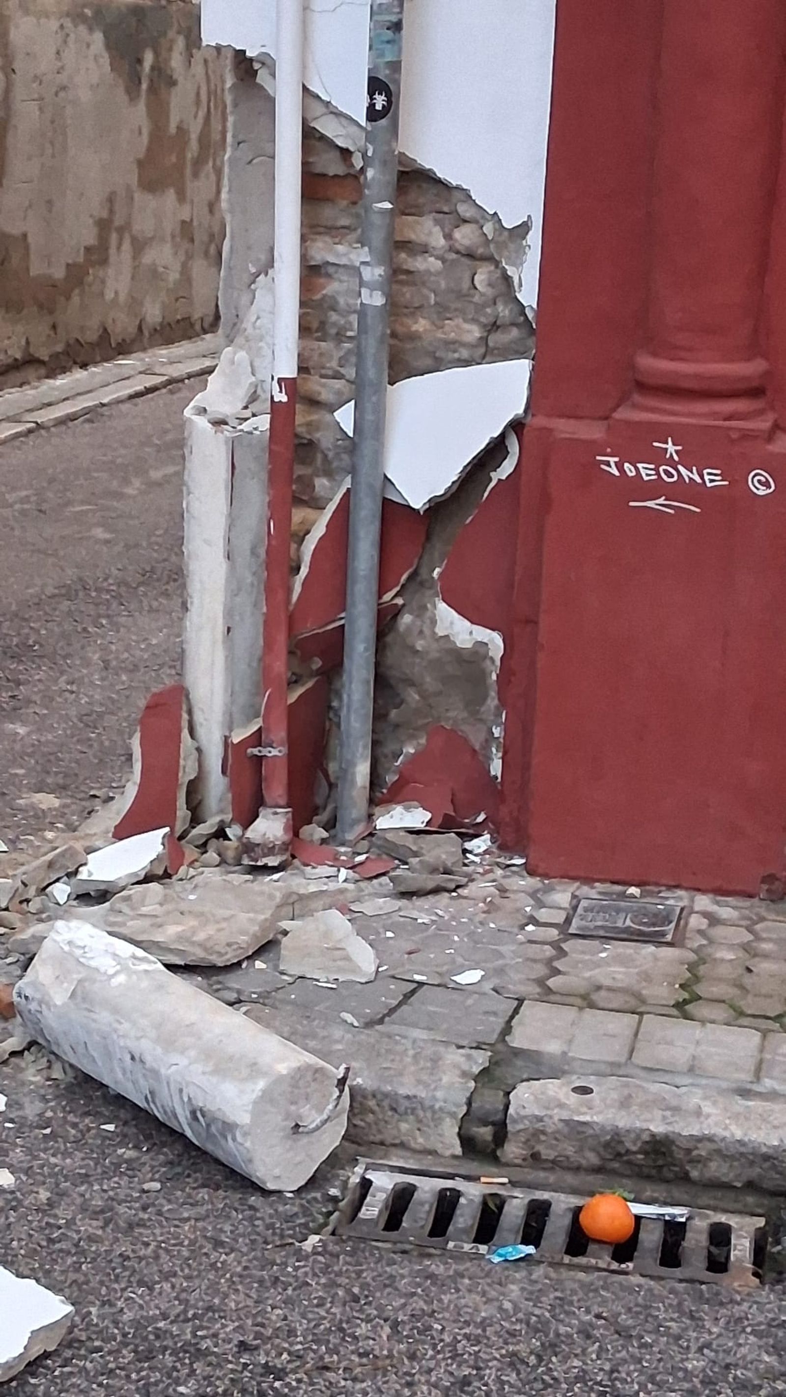 Así quedó la columna tras el choque de un vehículo.