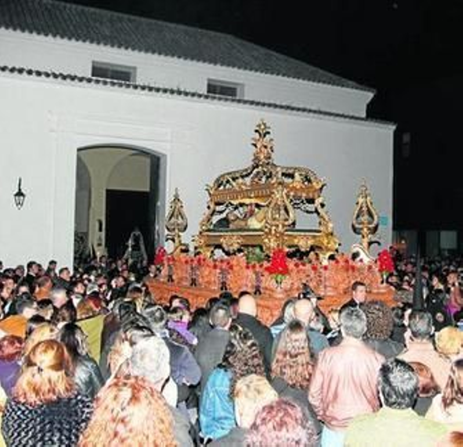 Bella imagen del palio de la Soledad de María a su paso por San Pedro.