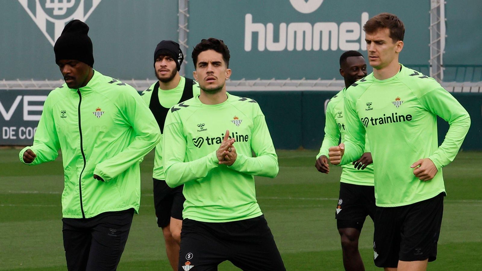 Marc Bartra y Diego Llorente se ejercitan junto a William Carvalho, Abde y Sabaly.