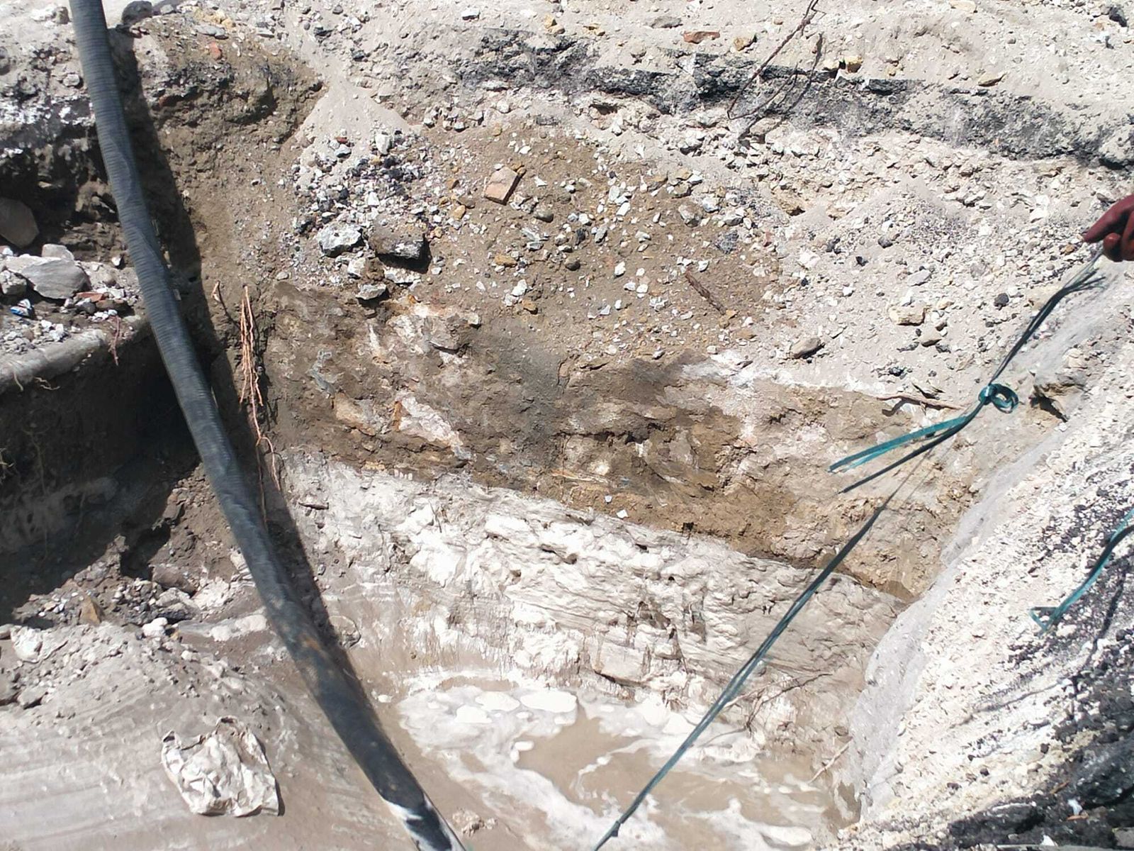 El muro que ha aflorado junto a la Plaza de la Constitución de La Línea.