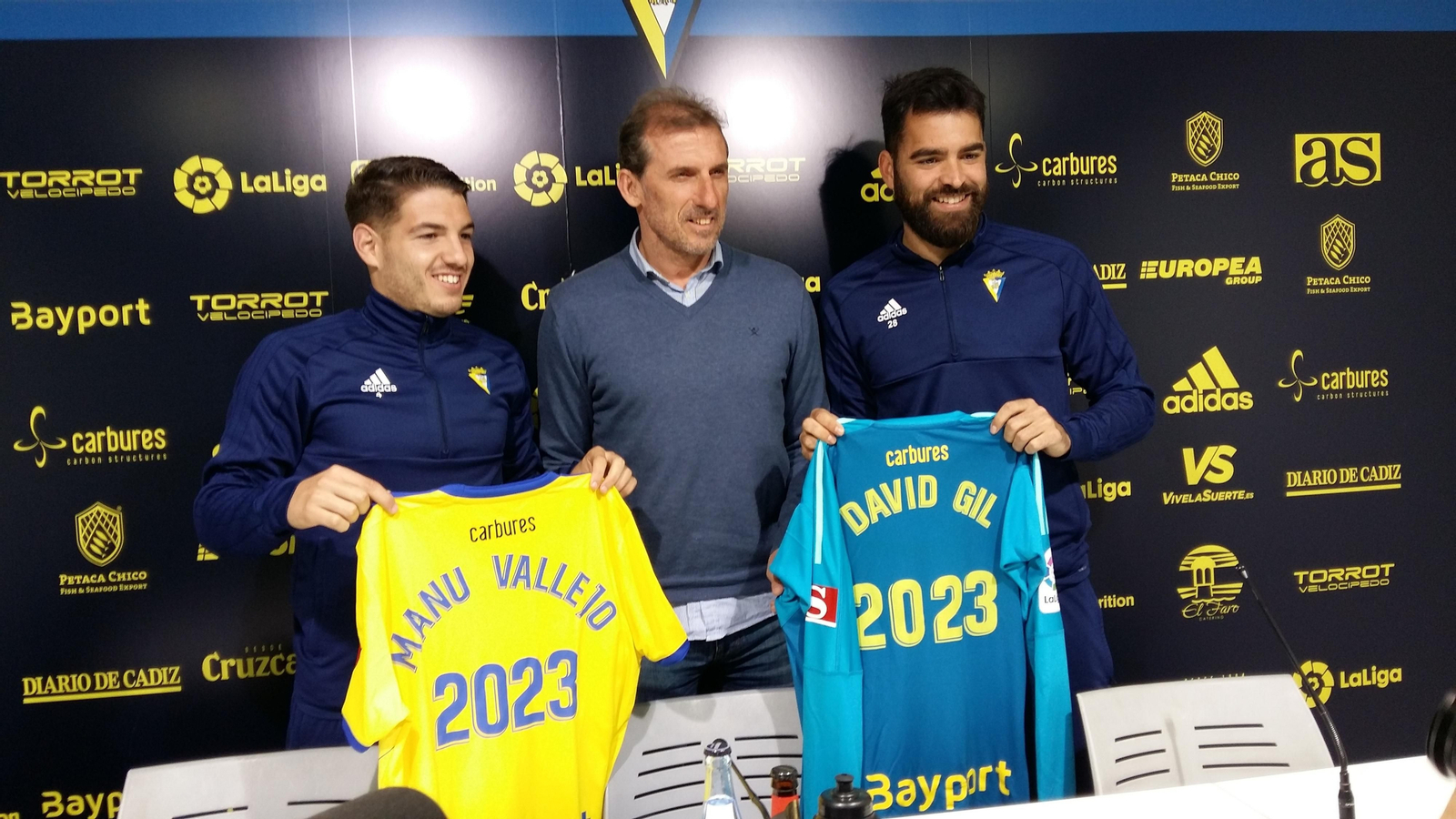 Manu Vallejo (i), Óscar Arias y David Gil, en la presentación de las renovaciones.