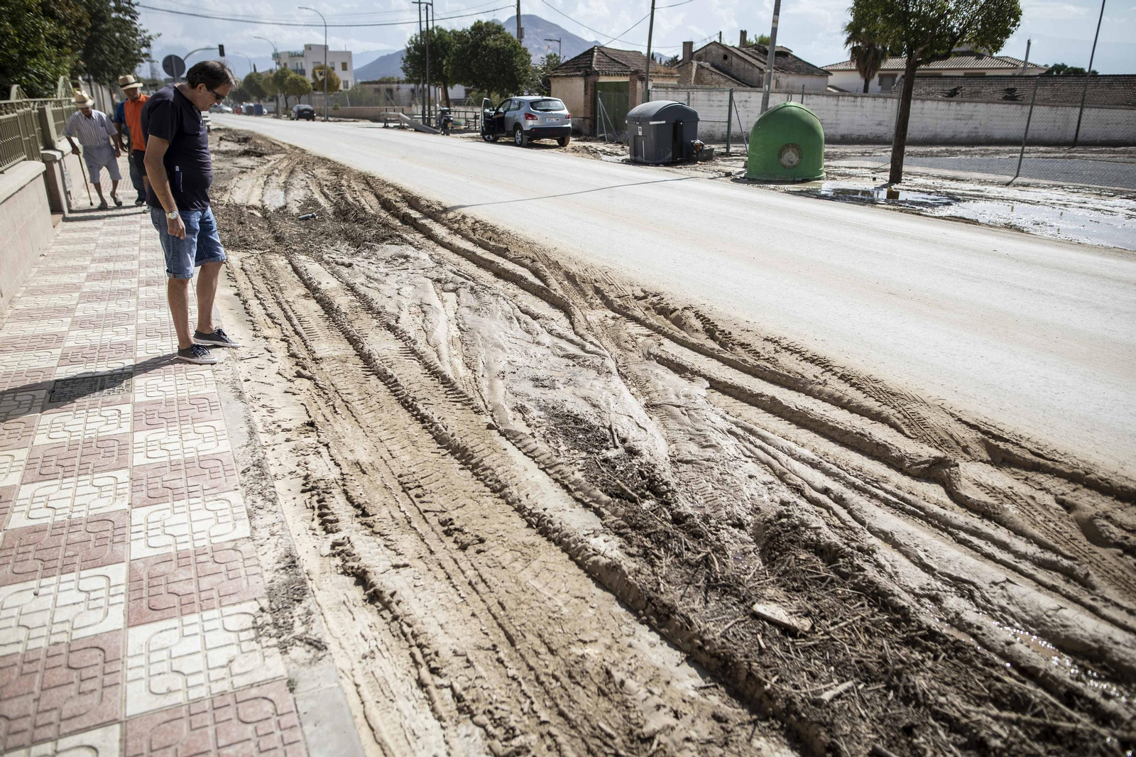 Así trabajan los vecinos de Casanueva y Zujaira para retirar los daños de la tromba de agua