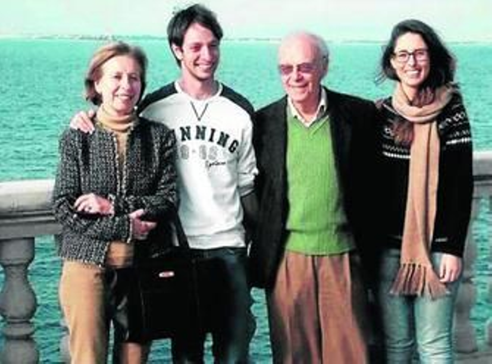 Hernández Guerrero con su esposa y colaboradora, la profesora García Tejera, y sus hijos Pepe y Mari Carmen.