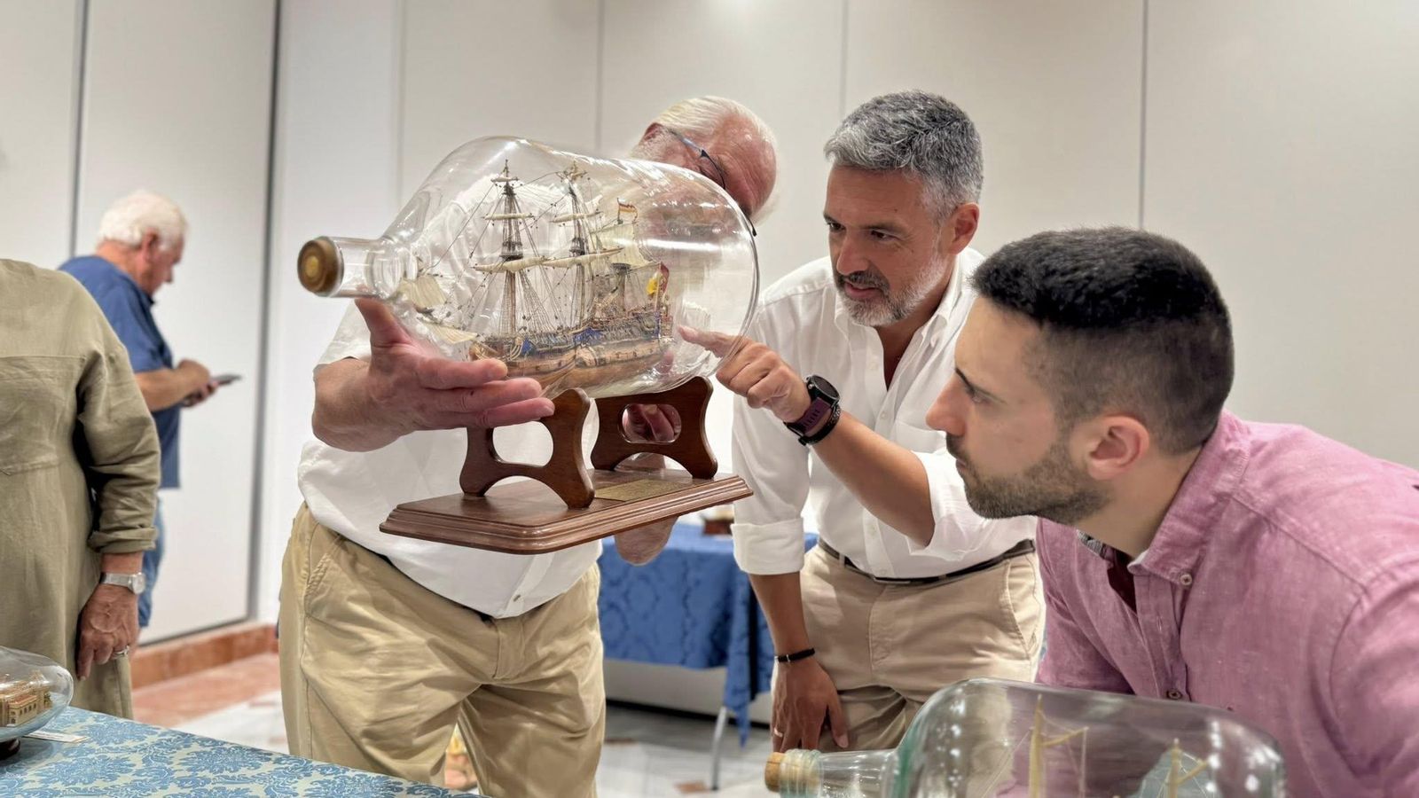 Joaquín Bejarano sostiene una de las obras que conforman su exposición ‘Barcos en botella y dioramas’.